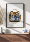 Een ingelijste foto van een sierlijke Louis Vuitton Gouden Tas Met Kopjes Schilderij van CollageDepot wordt getoond op een minimalistische wandplank. Naast de lijst staan siergrassen in een vaas en een blauw-wit porseleinen theeservies, inclusief een theepot en kopje.,Zwart