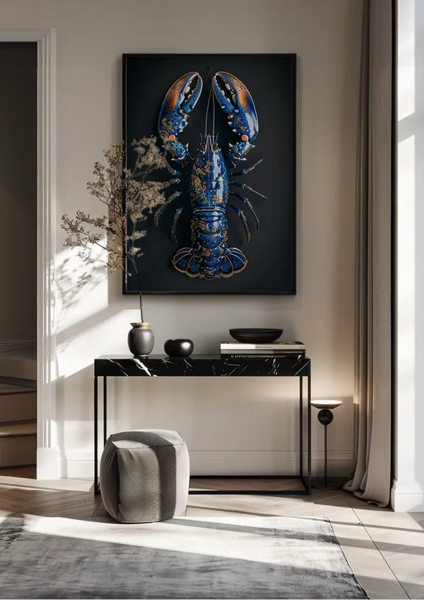 Een minimalistische gang is voorzien van een ingelijst Delfts Blauw Gouden Kreeft Schilderij van CollageDepot boven een zwarte consoletafel. Op de tafel staan vazen met gedroogde bloemen en decoratieve voorwerpen. Natuurlijk licht stroomt door een raam en op de vloer staat een ronde, grijze poef. Aan de rechterkant hangt een gordijn, wat bijdraagt aan de serene sfeer van deze wanddecoratie.,Zwart