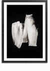 Een ingelijst abstract schilderij, Witte verfstreep schilderij van CollageDepot, heeft brede witte penseelstreken op een zwarte achtergrond, waardoor een dynamische, minimalistische compositie ontstaat. Het frame is zwart met een witte mat, en wordt geleverd met een veelzijdig magnetisch ophangsysteem voor eenvoudige presentatie als elegante wanddecoratie.