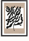 De afbeelding toont een ingelijste abstracte print met een zwarte organische vorm die lijkt op zeewier of koraal op een witte en beige achtergrond. Perfect als wanddecoratie, de tekst onderaan luidt: "Zwart blad abstract schilderij, CollageDepot.