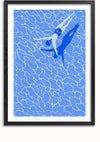 Een ingelijst schilderij getiteld De Blauwe Zwemmer Schilderij van CollageDepot met twee gestileerde menselijke figuren in een dynamische pose tegen een blauwe, golvende achtergrond met patronen. Het patroon lijkt op het wateroppervlak. De figuren lijken te duiken of te zwemmen, waarbij de schaduw van één figuur in een donkerder blauwe tint is gegoten, perfect als moderne wanddecoratie.,Zwart-Met,Lichtbruin-Met,showOne,Met