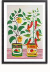 Een ingelijste kunstillustratie toont twee potplanten die uit El Pato-salsablikjes groeien. De plant links heeft gele en groene paprika's, terwijl de plant rechts rode chilipepers heeft. De blikjes zijn voorzien van het label "Salsa de Jalapeño" en "Salsa de Chile Fresco." Het CollageDepot Salsa Blikjes Schilderij is perfect als wanddecoratie met een magnetisch ophangsysteem.,Zwart-Met,Lichtbruin-Met,showOne,Met