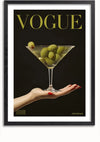 Dit ingelijste kunstwerk is een prachtige wanddecoratie en toont een hand met roodgeverfde nagels die een martiniglas gevuld met groene olijven vasthoudt. Het woord "VOGUE" is bovenaan prominent in goud weergegeven, wat doet denken aan een Vogue Cover Met Olijven Schilderij van CollageDepot. De handtekening van de kunstenaar, "FREEDOM", siert de rechteronderhoek.,Zwart-Met,Lichtbruin-Met,showOne,Met
