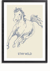 Een ingelijst Stay Wild-schilderij van CollageDepot toont een geschetst paard in galop, naar links gericht. De achtergrond is lichtbeige van kleur. Onder het paard staat in hoofdletters de tekst "STAY WILD". Het frame is zwart met een glanzende afwerking, waardoor het een elegante wanddecoratie is voor elke ruimte.,Zwart-Met,Lichtbruin-Met,showOne,Met