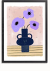 Een ingelijste Lavendelbloemen in Vaas Schilderij van CollageDepot toont een blauwe vaas met handvatten met daarin drie gestileerde paarse bloemen met donkere middelpunten. De achtergrond heeft een lichtroze kleur met eenvoudige kruisvormen en een gestreept tafeloppervlak. Deze wanddecoratie is voorzien van een handig magnetisch ophangsysteem voor eenvoudige presentatie.,Zwart-Met,Lichtbruin-Met,showOne,Met