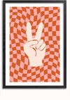 Een ingelijst Peace Schilderij van CollageDepot toont een hand die een vredesteken maakt tegen een rood en roze geruite achtergrond met een golvend patroon, moeiteloos opgehangen met behulp van een magnetisch ophangsysteem.