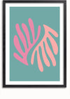 Een ingelijst abstract kunstwerk, het Tropical wonder Schilderij van CollageDepot, heeft een blauwgroen achtergrond met twee bladachtige vormen. De vorm aan de linkerkant is roze en die aan de rechterkant is licht perzik. Het zwarte frame met een witte mat versterkt de uitstraling als opvallende wanddecoratie, waardoor hij perfect is voor elke muur.