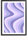 Een CollageDepot Golvend Lavendel Schilderij met golvende lijnen in paarse en lavendeltinten. De golven stromen verticaal en variëren in breedte en kleurintensiteit, waardoor een dynamisch visueel effect ontstaat. Deze boeiende wanddecoratie is elegant afgewerkt met een eenvoudig zwart frame en magnetisch ophangsysteem.