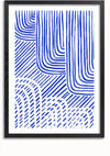 Een ingelijst abstract schilderij Blauwe Lijnen van CollageDepot met blauwe verticale, gebogen en diagonale lijnen die een patroon creëren tegen een witte achtergrond. De lijnen variëren in dikte en frequentie, kruisen en overlappen elkaar en vormen een visueel ingewikkeld ontwerp, perfect voor wanddecoratie met het magnetische ophangsysteem.