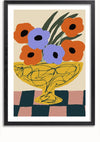 Een Kronkelende Lijn Vaas Schilderij van CollageDepot bevat een schetsachtige illustratie van een gele vaas met abstracte zwarte lijnen. De vaas bevat drie rode bloemen en twee blauwe bloemen, vergezeld van groene bladeren, tegen een oppervlak met schaakbordmotief en een beige achtergrond.,Zwart-Met,Lichtbruin-Met,showOne,Met
