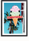 Een ingelijst IJs Hoorntje Cowafornia schilderij met een bord in de vorm van een ijshoorntje met roze, witte en groene bolletjes. "COWAFORNIA" staat stoutmoedig in rode letters op de kegel geschreven. Achtergrond toont palmbomen tegen een helderblauwe lucht, compleet met een magnetisch ophangsysteem voor eenvoudige weergave, van CollageDepot.,Zwart-Met,Lichtbruin-Met,showOne,Met
