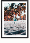 Een ingelijste foto, perfect als wanddecoratie, toont een zeemeeuw die op een zandstrand staat met palmbomen op de onscherpe achtergrond. De vogel is gecentreerd en de afbeelding heeft een tropische setting met natuurlijk licht. Geniet van eenvoudige weergave dankzij het handige magnetische ophangsysteem. Overweeg voor uw interieurbehoeften het Vogeltje Op Het Strand Schilderij van CollageDepot.,Zwart-Met,Lichtbruin-Met,showOne,Met