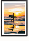 Een ingelijste foto, die doet denken aan een schilderij bij zonsondergang, toont een surfer die bij zonsondergang de oceaan in rent, met een surfplank onder één arm. Het gouden licht weerkaatst op het water, benadrukt de golven en creëert een serene, levendige scène: perfecte wanddecoratie voor elke kamer. Dit is het **Eén laatste schilderij** van **CollageDepot**.