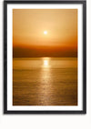 Een ingelijste foto van een zonsondergang boven de zee, waarbij de zon laag aan de hemel een oranje tint over de horizon werpt en de weerspiegeling ervan in het kalme water beneden. Dit prachtige stukje wanddecoratie, Prachtig Moment zonsondergang Schilderij van CollageDepot, is prachtig omzoomd door een zwarte lijst.,Zwart-Met,Lichtbruin-Met,showOne,Met