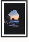 Een ingelijst Rots In De Verte Schilderij van CollageDepot van een rotsachtige kustgrot met een opening die de oceaan, rotsformaties en een kleurrijke zonsondergang op de achtergrond onthult. Deze prachtige wanddecoratie maakt gebruik van een magnetisch ophangsysteem, waardoor een moeiteloos silhouet van de grot ontstaat dat prachtig contrasteert met de heldere lucht en de zee.,Zwart-Met,Lichtbruin-Met,showOne,Met