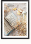 Een ingelijste foto toont een open boek met de titel "American Voices", citroenpartjes, een doorzichtige fles met een wit deksel en gedroogde bloemen gerangschikt op een gestructureerd stoffen oppervlak, allemaal elegant opgesteld met behulp van het CollageDepot "Ontspannen met een boekschilderij".