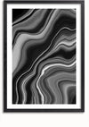 Een ingelijst Zwart witte golven patroon schilderij van CollageDepot met wervelende zwarte, witte en grijze patronen die lijken op gemarmerde of golvende lijnen. De afbeelding staat tegen een witte achtergrond en de zwarte lijst contrasteert met het monochrome ontwerp, perfect als opvallende wanddecoratie met een optioneel magnetisch ophangsysteem.