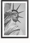 Zwart-witfoto toont een bovenaanzicht van het gezicht en de fakkeldragende arm van het Vrijheidsbeeld. Het beeld, dat doet denken aan een Vrijheidsbeeld Schilderij van CollageDepot, is omlijst met een zwarte rand.,Zwart-Met,Lichtbruin-Met,showOne,Met