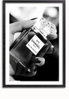 Zwart-witfoto van een hand die een fles Parfum In Hand Schilderij van CollageDepot vasthoudt, siert de muur als een elegant zwart-wit schilderij. De hand, met donkergelakte nagels, contrasteert scherp met het prominente etiket van de rechthoekige fles. Omhuld door een zwarte rand dient het als tijdloze wanddecoratie.,Zwart-Met,Lichtbruin-Met,showOne,Met